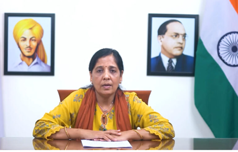 CM केजरीवाल की पत्नी सुनीता