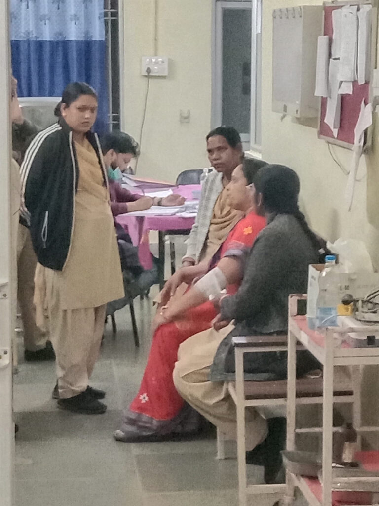 WebMorcha Web Morcha नगर पालिका चेंबर में घुसकर अध्यक्ष राशि त्रिभुवन महिलांग पर हमला