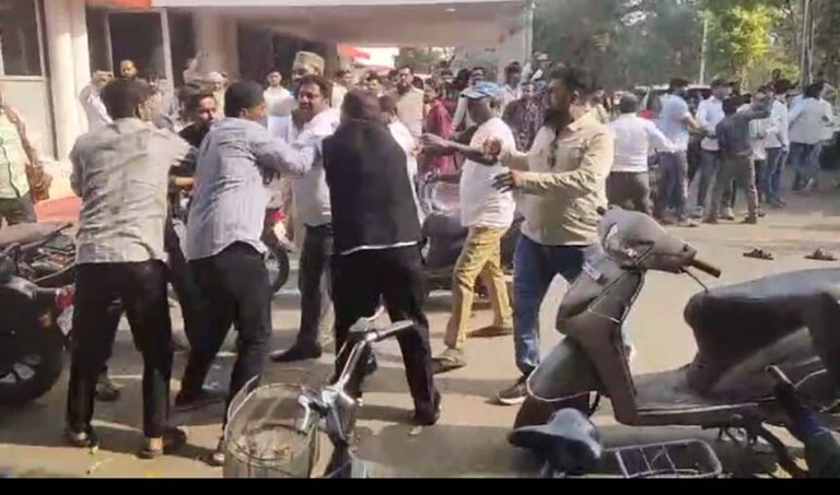 महासमुंद, पत्रकार वार्ता में जमकर चली लाठियां