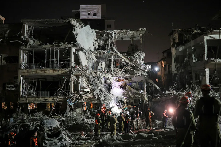 Iran Attack Israel: खंडहर हुआ इजरायल! ईरान की जमकर उत्पात, गवाही दे रही ये तस्वीरें Web Morcha Iran Attack Israel