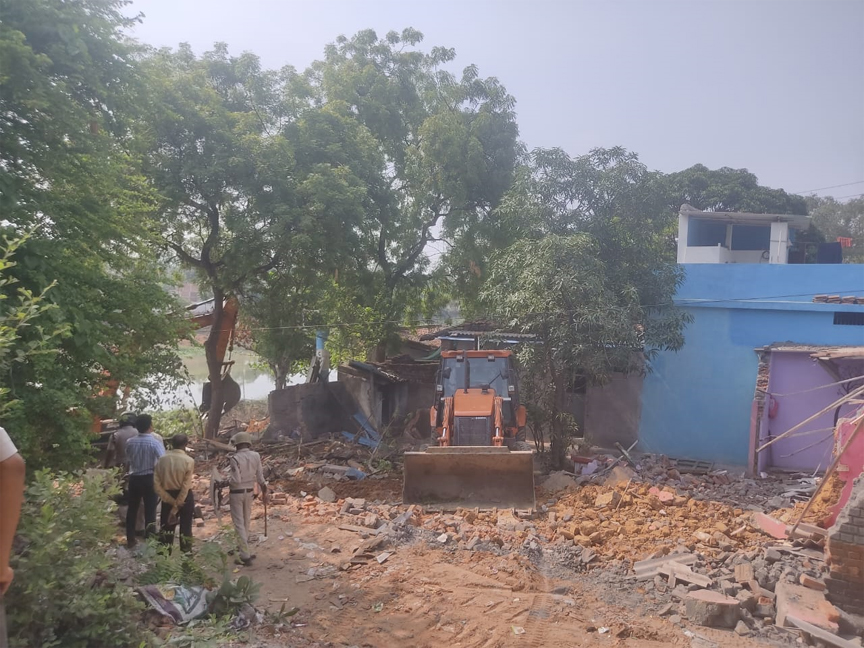 आंसुओं के सैलाब पर चला बुलडोजर, उजाड़ दिए गरीबों के आशियाने Web Morcha रायगढ़ । जहां पैदा हुए, बचपन गुजरा