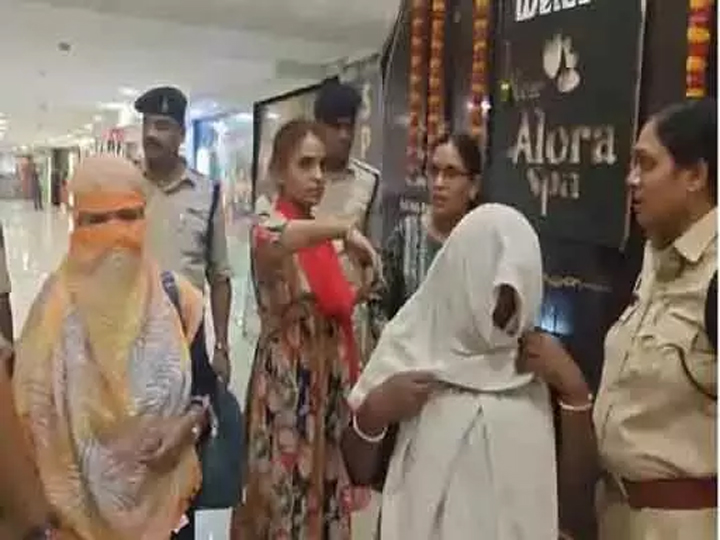 WebMorcha Web Morcha स्पा सेंटर में सेक्स रैकेट का भंडाफोड़, 13 गिरफ्तार