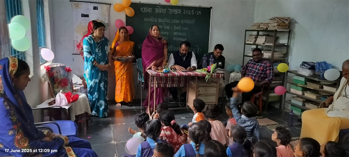 बच्चों का मुंह मीठा कर, गणवेश वितरण के साथ हर्षोल्लास से मनाया गया शाला प्रवेश उत्सव Web Morcha पटपरपाली