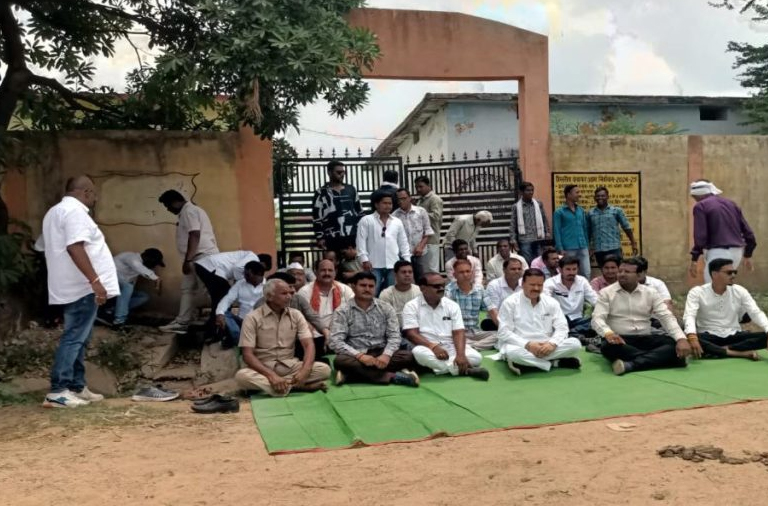 पहले ही दिन शिक्षा पर सियासत हावी! महासमुंद के खट्टी स्कूल में तालाबंदी, पिथौरा के स्कूल में मंच पर राजनीति का वर्चस्व Web Morcha महासमुंद जिले के ग्राम खट्टी स्थित