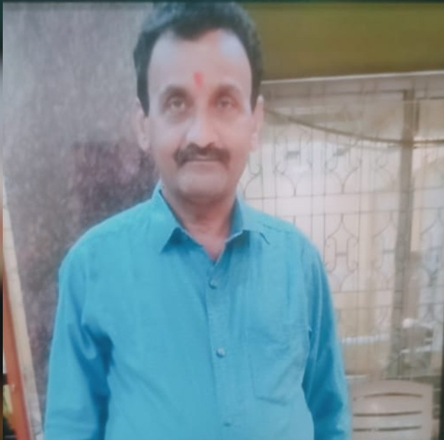 📰 बड़ी खबर: भारतमाला प्रोजेक्ट में गड़बड़ी को लेकर निलंबित पटवारी ने फार्महाउस में लगाई फांसी, 2 दिन बाद होने वाले थे रिटायर Web Morcha पटवारी सुरेश मिश्रा