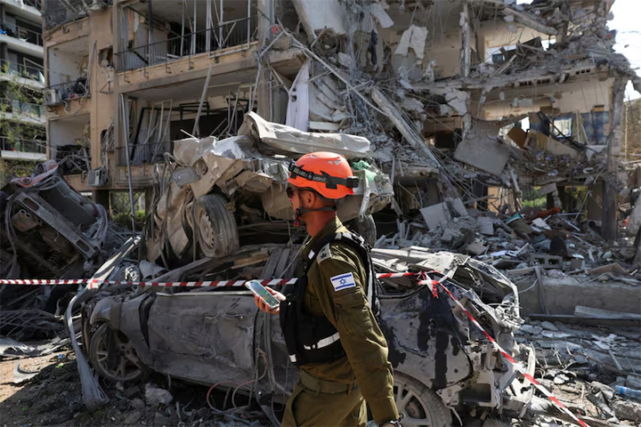 Iran Attack Israel: खंडहर हुआ इजरायल! ईरान की जमकर उत्पात, गवाही दे रही ये तस्वीरें Web Morcha Iran Attack Israel