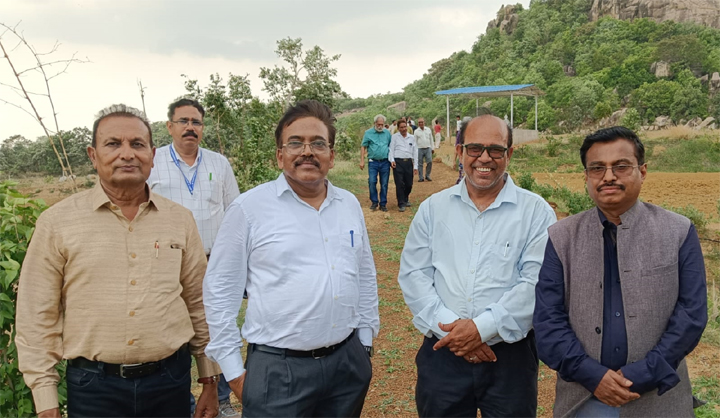 कसेकेरा स्कूल की तैयारी देख खुश हुए आयुक्त कावरे, शाला प्रवेश उत्सव से पहले संभाग आयुक्त का निरीक्षण दौरा Web Morcha कसेकेरा