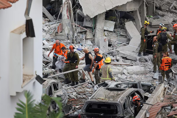 Iran Attack Israel: खंडहर हुआ इजरायल! ईरान की जमकर उत्पात, गवाही दे रही ये तस्वीरें Web Morcha Iran Attack Israel
