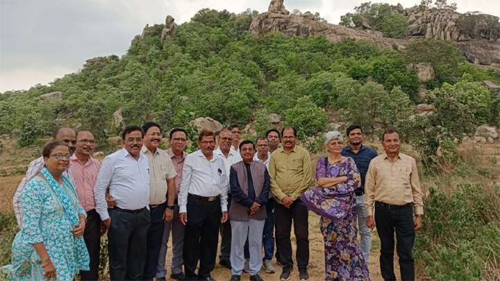 कसेकेरा स्कूल की तैयारी देख खुश हुए आयुक्त कावरे, शाला प्रवेश उत्सव से पहले संभाग आयुक्त का निरीक्षण दौरा Web Morcha कसेकेरा
