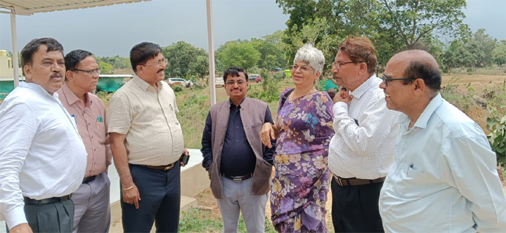कसेकेरा स्कूल की तैयारी देख खुश हुए आयुक्त कावरे, शाला प्रवेश उत्सव से पहले संभाग आयुक्त का निरीक्षण दौरा Web Morcha कसेकेरा