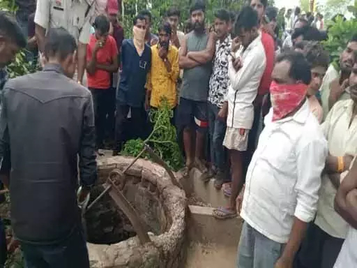 बड़ी खबर: रायपुर से लगे गांव में दो कुओं से मिले बच्चों के शव, हाथ-पैर बंधे, हत्या की आशंका Web Morcha दो कुओं से मिले बच्चों