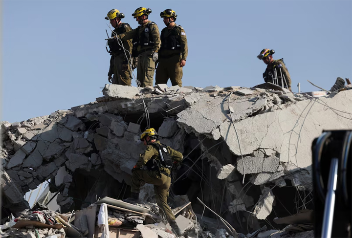 Iran Attack Israel: खंडहर हुआ इजरायल! ईरान की जमकर उत्पात, गवाही दे रही ये तस्वीरें Web Morcha Iran Attack Israel