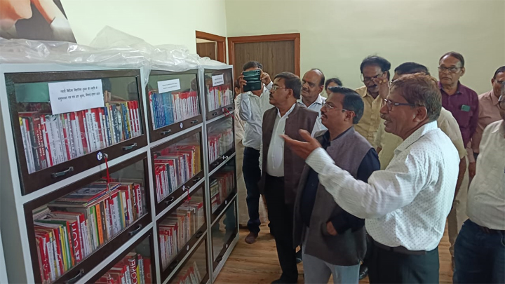 कसेकेरा स्कूल की तैयारी देख खुश हुए आयुक्त कावरे, शाला प्रवेश उत्सव से पहले संभाग आयुक्त का निरीक्षण दौरा Web Morcha कसेकेरा