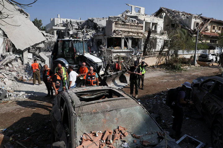 Iran Attack Israel: खंडहर हुआ इजरायल! ईरान की जमकर उत्पात, गवाही दे रही ये तस्वीरें Web Morcha Iran Attack Israel