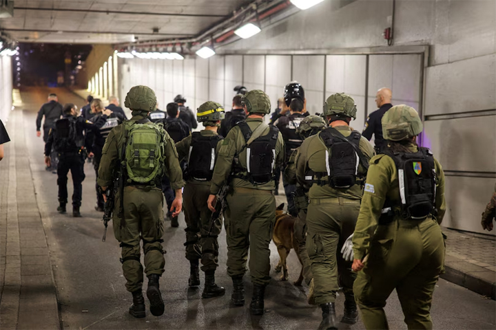 Iran Attack Israel: खंडहर हुआ इजरायल! ईरान की जमकर उत्पात, गवाही दे रही ये तस्वीरें Web Morcha Iran Attack Israel