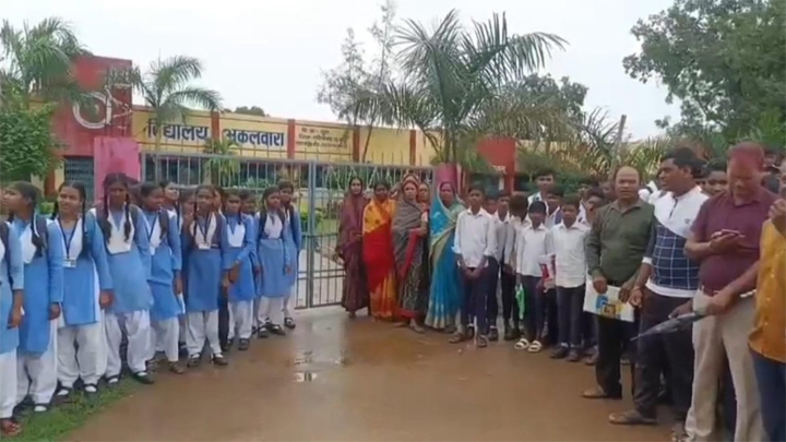 गरियाबंद स्कूल शर्मसार! प्रिंसिपल पर लगा छात्राओं से छेड़छाड़ का आरोप Web Morcha गरियाबंद