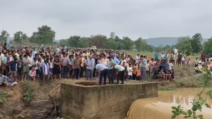 महासमुंद में बड़ा हादसा: स्टॉप डैम धंसा, बुजुर्ग 20 फीट नीचे मुरूम में दबा, रेस्क्यू जारी Web Morcha महासमुंद