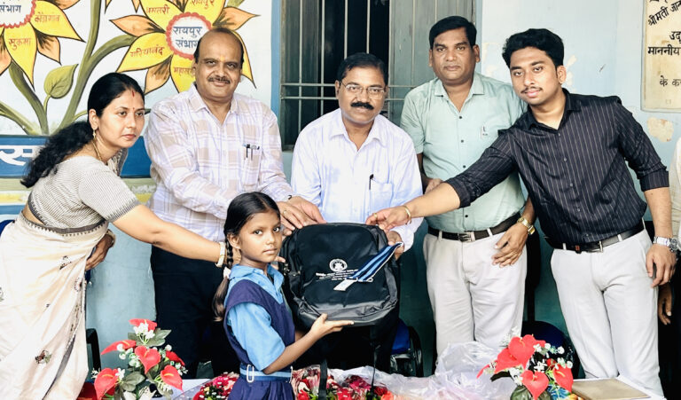 बच्चों में बांटे स्कूल बैग