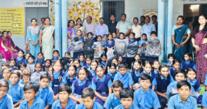 अभ्यास स्कूल की प्रधान पाठक डेमेश्वरी गजेंद्र ने दान की एक महीने की सैलरी, बेटे सार्थक के जन्मदिन पर बच्चों को बांटे बैग Web Morcha अभ्यास स्कूल में समारोह