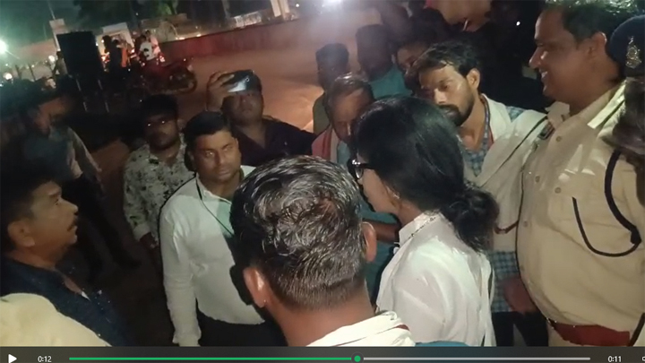 WebMorcha Web Morcha पिथौरा विवाद: महिला पत्रकार और एसडीओपी के बीच बहस, वायरल हुआ "Don’t Touch Me" वीडियो