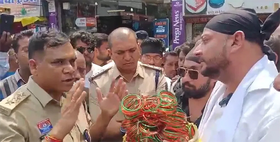 WebMorcha Web Morcha राजनांदगांव: पुलिस अफसरों को चूड़ी पहनाने की कोशिश, Video Viral