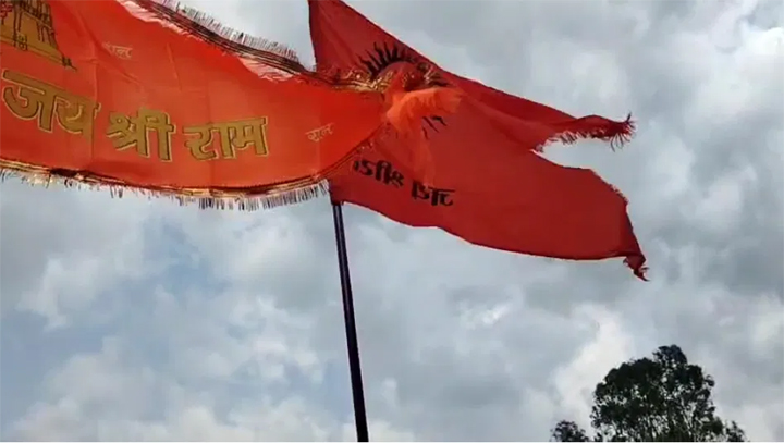 झंडा विवाद : आर्मी जवान के घर भगवा फहराने पहुंचे भाजयुमो अध्यक्ष, लगाया जय श्री राम का नारा Web Morcha झंडा