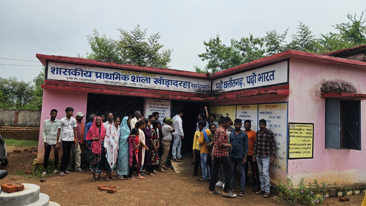 WebMorcha Web Morcha महासमुंद: जर्जर स्कूल भवन से खतरा, ग्रामीणों ने तालाबंदी कर दिया