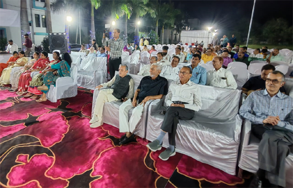 WebMorcha Web Morcha ‘मेघ-बसंत’ कॉलोनी में दिवाली पर हास्य के पटाखों और श्रृंगार की फुलझड़ियों की धूम