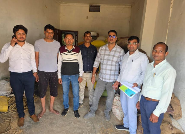 महासमुंद टेमरी जांच चौकी में बड़ी कार्रवाई: 720 कट्टा अवैध धान और 315 क्विंटल चावल जप्त Web Morcha अवैध धान और चावल के परिवहन