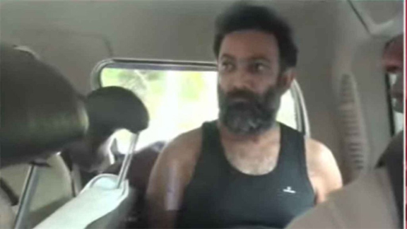 रायपुर: ब्लैकमेलर वीरेंद्र तोमर बनियान में आया नजर, देखें पुलिस कस्टडी की पहली तस्वीर Web Morcha वीरेंद्र तोमर