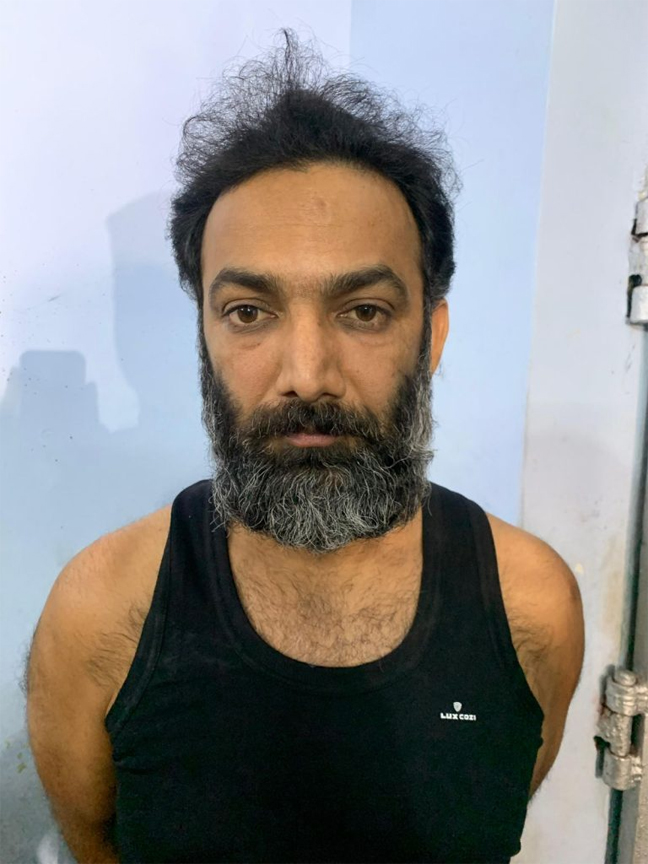 रायपुर: ब्लैकमेलर वीरेंद्र तोमर बनियान में आया नजर, देखें पुलिस कस्टडी की पहली तस्वीर Web Morcha वीरेंद्र तोमर