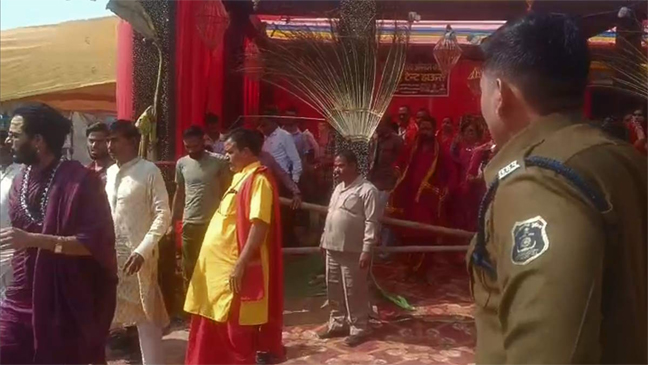 कथावाचक आशुतोष चैतन्य महाराज कथा स्थल से गिरफ्तार