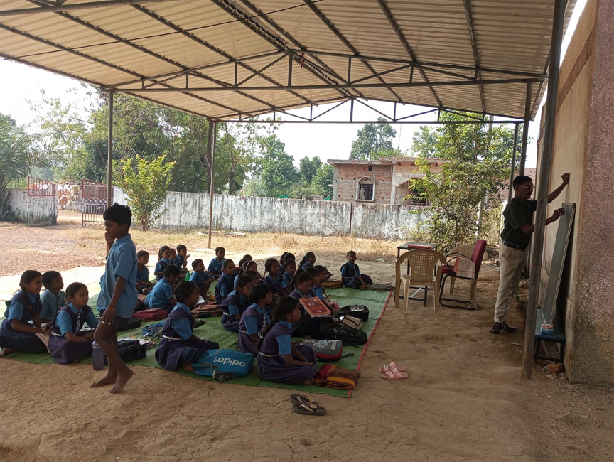 महासमुंद: टिन शेड के नीचे लग रहा स्कूल