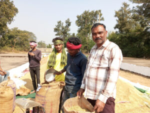 धान खरीदी को आसान बनाने राज्य सरकार का बड़ा फैसला: 24 घंटे उपलब्ध रहेगा तूहर टोकन ऐप Web Morcha कोमाखान में किसान दिनेश ने धान खरीदी की पहली बोहनी