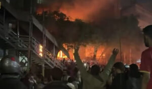 बांग्लादेश में हिंसक प्रदर्शन तेज: उस्मान हादी की मौत के बाद ढाका समेत कई इलाकों में आगजनी और तोड़फोड़ Web Morcha बांग्लादेश में हिंसक प्रदर्शन तेज: उस्मान हादी की मौत के बाद ढाका समेत कई इलाकों में आगजनी और तोड़फोड़