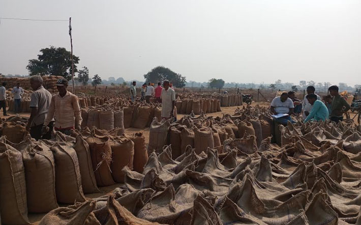 इलेक्ट्रॉनिक कांटे की पारदर्शिता पर सवाल, हर बोरे में 300–400 ग्राम अतिरिक्त तौलाई से किसान परेशान Web Morcha इलेक्ट्रॉनिक कांटे की पारदर्शिता पर सवाल