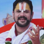 WebMorcha Web Morcha बाल-बाल बचे आचार्य युवराज पांडेय, कार को ट्रक ने मारी टक्कर