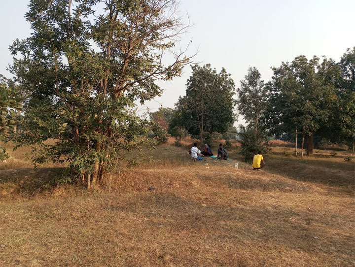 महासमुंद में अवैध शराब ठेकेदारी का नया खेल, प्रशासन मौन! कोसमर्रा के जंगल में धड़ल्ले से बिक रही शराब, ग्रामीणों में आक्रोश Web Morcha महासमुंद। जिले में अवैध शराब का कारोबार लगातार बढ़ता जा रहा है