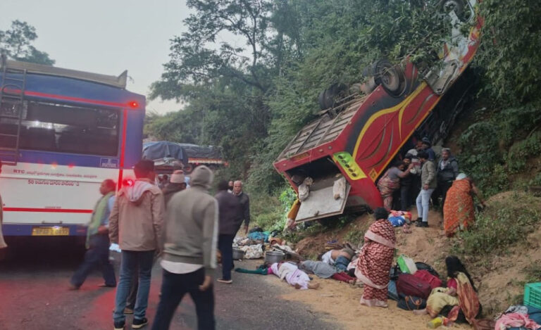छत्तीसगढ़–आंध्रप्रदेश सीमा पर दर्दनाक हादसा: बस खाई में गिरी, 8 यात्रियों की मौत, कई घायल