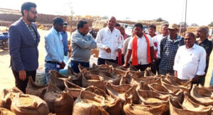 गांजर, मोंगरापाली समेत धान खरीदी में अव्यवस्था, तीन प्राधिकृत अधिकारी हटाए गए Web Morcha मुनगाशेर और गांजर धान खरीदी केंद्र का कलेक्टर ने किया औचक निरीक्षण, व्यवस्था सुधारने दिए निर्देश