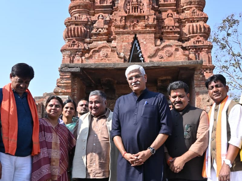 केंद्रीय मंत्री गजेन्द्र सिंह शेखावत ने सिरपुर दौरे पर पुरातात्विक स्थलों का निरीक्षण किया – देखें तस्वीरें” Web Morcha सिरपुर के लक्ष्मण मंदिर का निरीक्षण करते केंद्रीय पर्यटन मंत्री गजेन्द्र सिंह शेखावत