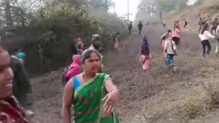 छत्तीसगढ़: चलती बस में लगी आग, 40 से ज्यादा यात्रियों ने कूदकर बचाई जान Web Morcha छत्तीसगढ़: चलती बस में लगी आग, 40 से ज्यादा यात्रियों ने कूदकर बचाई जान