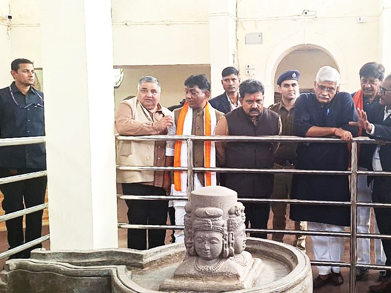 केंद्रीय मंत्री गजेन्द्र सिंह शेखावत ने सिरपुर दौरे पर पुरातात्विक स्थलों का निरीक्षण किया – देखें तस्वीरें” Web Morcha आनंद प्रभु कुटी विहार सिरपुर में केंद्रीय मंत्री गजेन्द्र सिंह शेखावत अधिकारियों के साथ