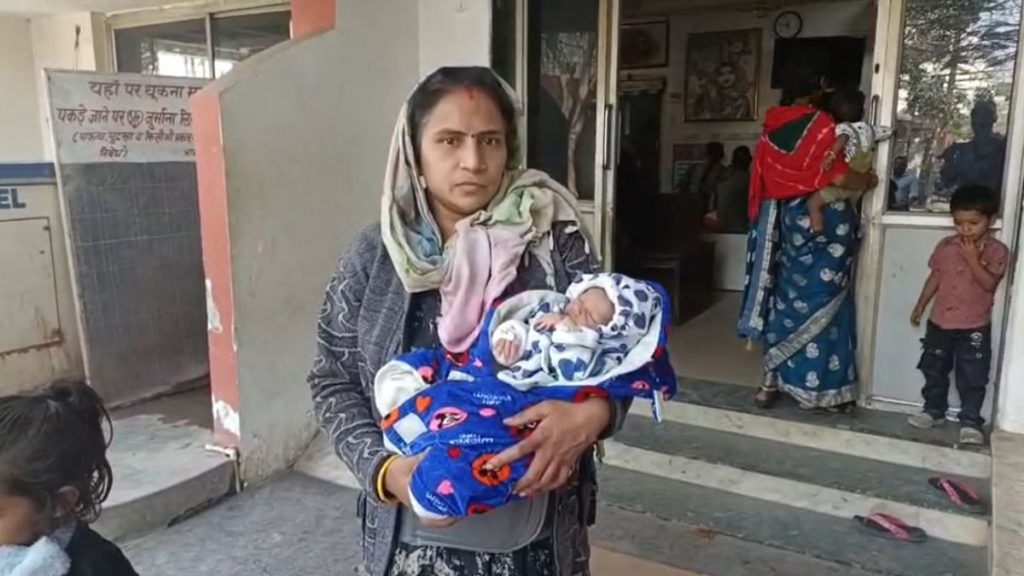 जांजगीर-चांपा: बंदर ने 15 दिन की मासूम को कुएं में फेंका, 15 मिनट के रेस्क्यू से बची जान