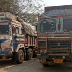 महासमुंद मंडी में जब्त धान के बोरे और खड़े वाहन, धान तस्करी पर प्रशासन की सख्त कार्रवाई