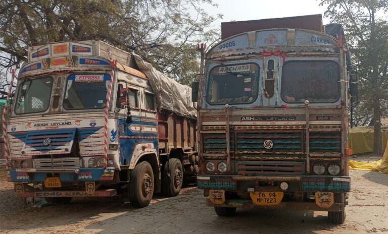 महासमुंद मंडी में जब्त धान के बोरे और खड़े वाहन, धान तस्करी पर प्रशासन की सख्त कार्रवाई