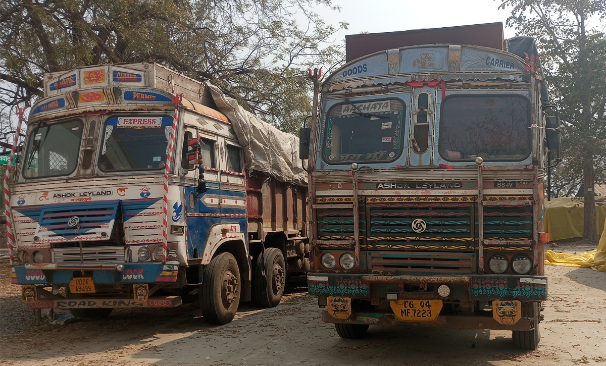 महासमुंद मंडी में जब्त धान के बोरे और खड़े वाहन, धान तस्करी पर प्रशासन की सख्त कार्रवाई