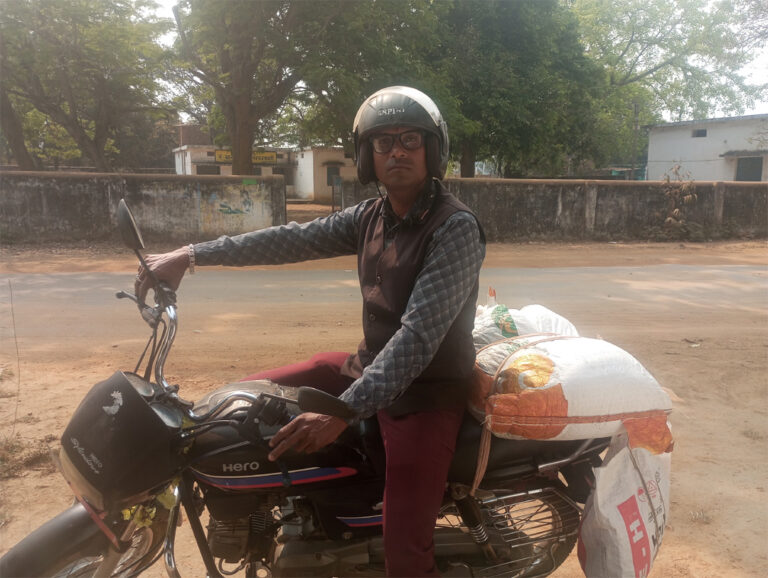 महासमुंद कलेक्टर कार्यालय के सामने आमरण अनशन पर बैठा व्यक्ति, पत्नी और ससुराल पक्ष के खिलाफ कार्रवाई की मांग”