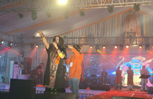 सिरपुर महोत्सव 2026 में बाबा हंसराज रघुवंशी की भक्ति संध्या, जहां हजारों श्रद्धालु शिव भजनों पर झूमते नजर आए