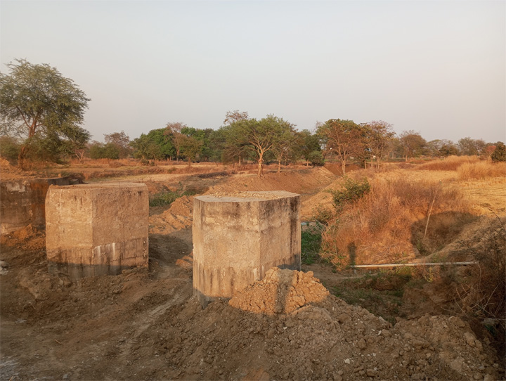 अधूरा नहर खुर्सीपार के पास 